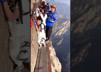 Mountain Climbing Gone Wrong #shorts Mount Huangshan #ytshorts