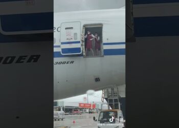 Air hostesses trying to close door 😅 #shorts