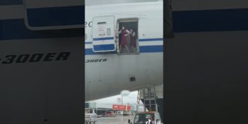 Air hostesses trying to close door 😅 #shorts