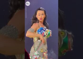 Katy Perry goes viral for mid-concert eye ‘glitch’ | USA TODAY #Shorts
